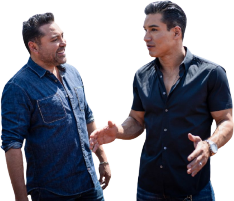 Oscar de la Hoya and Mario Lopez talking to each other